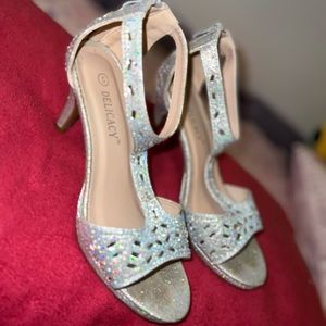 selling :glittery heels
brand :Delicacy
size: 5
color :Sliver